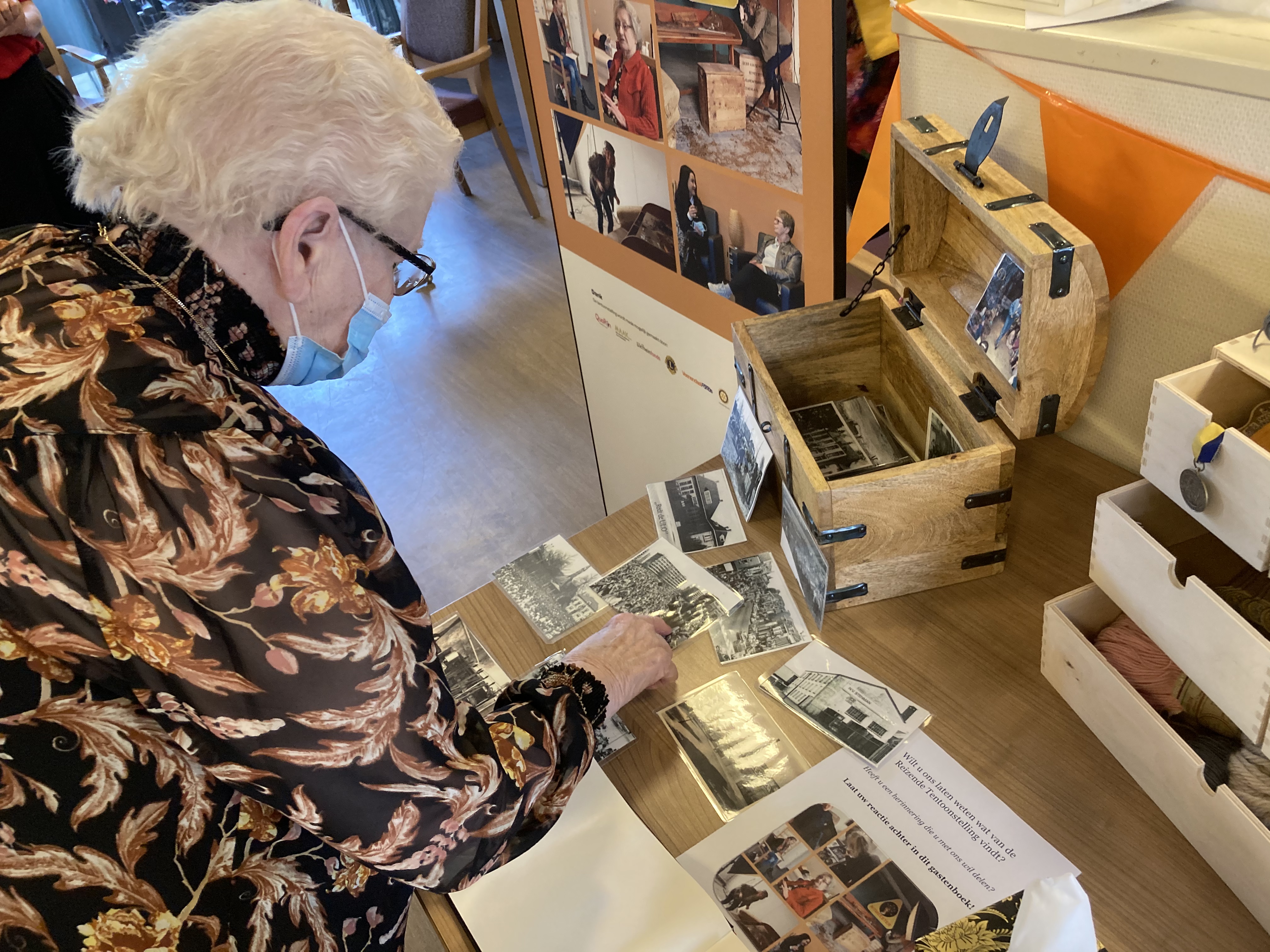 Oudere bij herinneringentafel