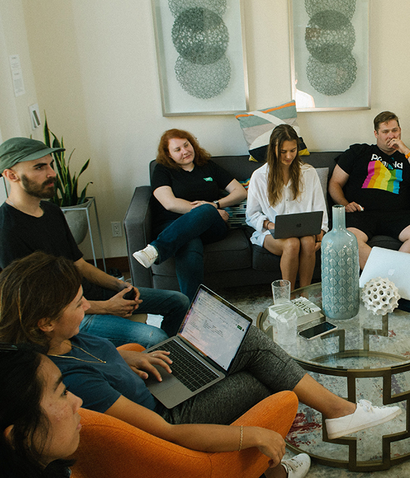 Discussiërende mensen