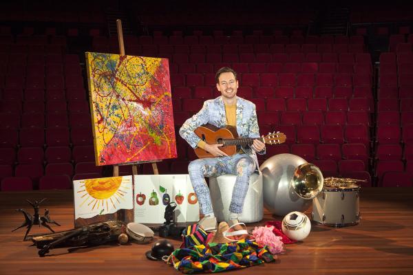 Wethouder Dylan met kunstzinnige attributen 