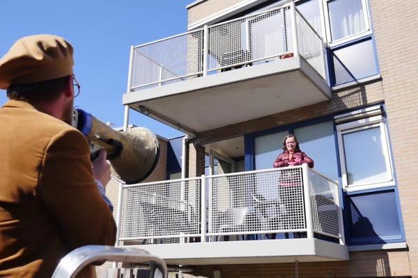 MOMO brengt poëzie bij de fanaten thuis